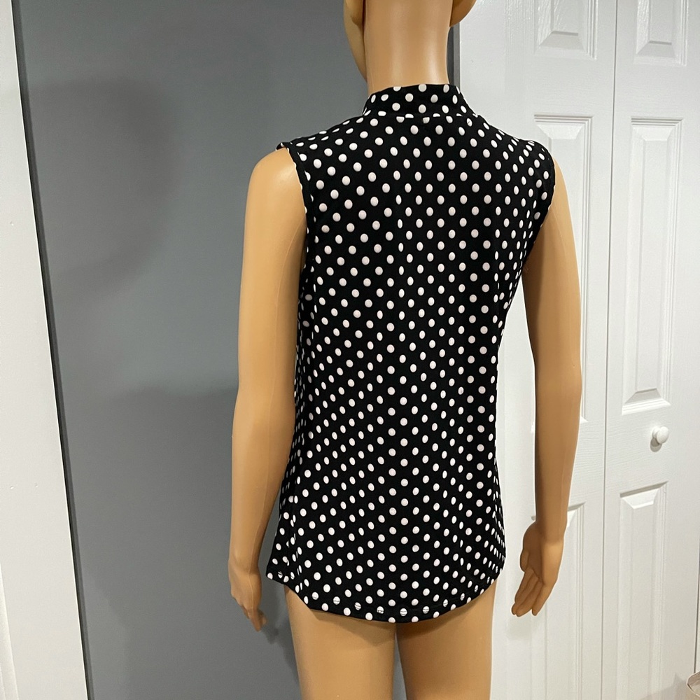LOVE BY DESIGN Bllie Mock Neck Sleeveless Top - Picture 5 of 8